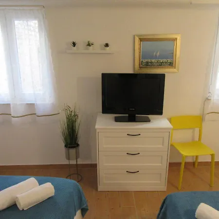 Lela Ii Apartment